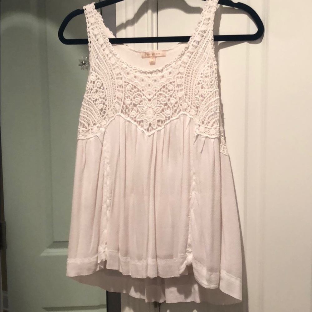 White flowey tank with eyelet lace